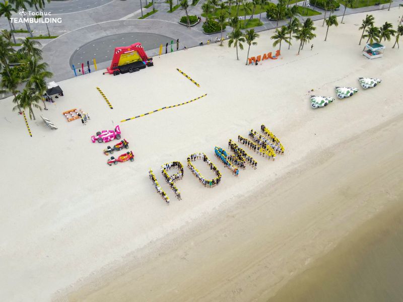 Hình ảnh flycam xếp chữ tập thể công ty trên bãi biển