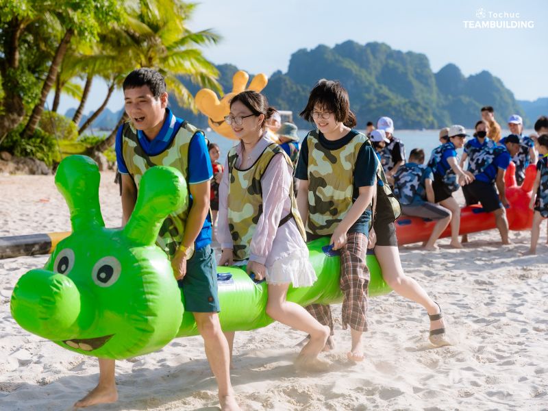 Binh đoàn sâu đo tốc biến tạo nên bầu không khí vui nhộn tại bãi biển