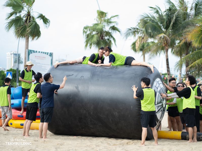 Các thành viên phải dùng sức mạnh và tư duy để đẩy bánh xe hơi khổng lồ