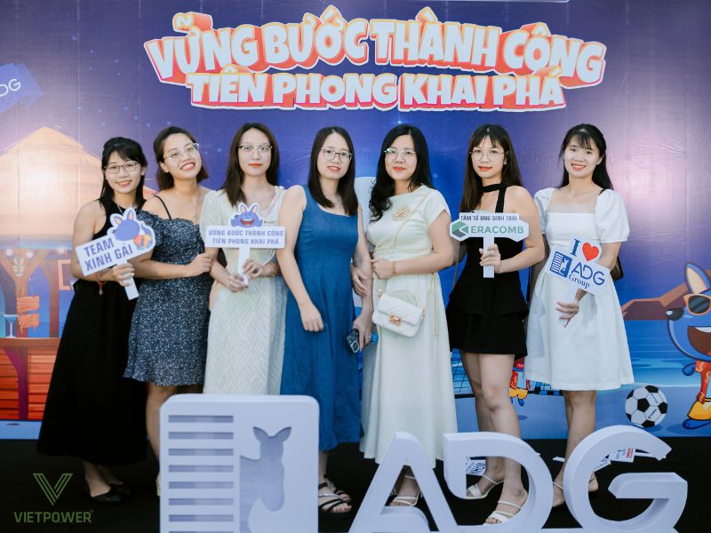 Trải nghiệm Gala Dinner thanh lịch với phong cách tối giản, tập trung vào ánh sáng