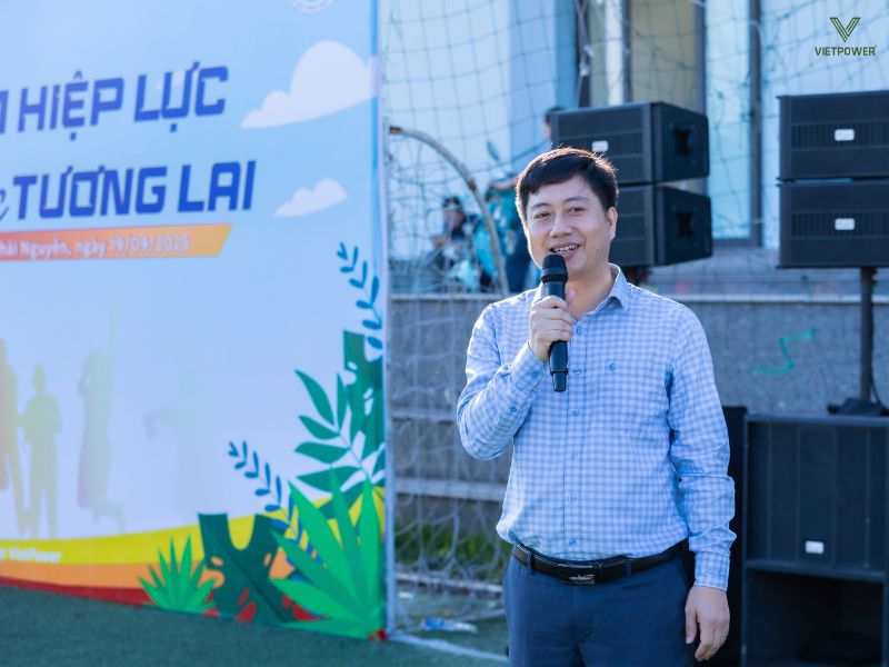 Ban lãnh đạo phát biểu khai mạc chương trình team building