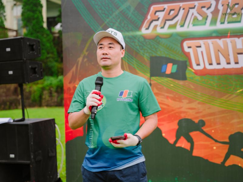 Người chơi đóng vai MC dẫn một hoạt động ngắn