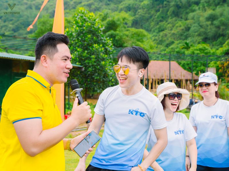 Người chơi chọn một thành viên bất kỳ và nói lời cảm ơn ngắn gọn