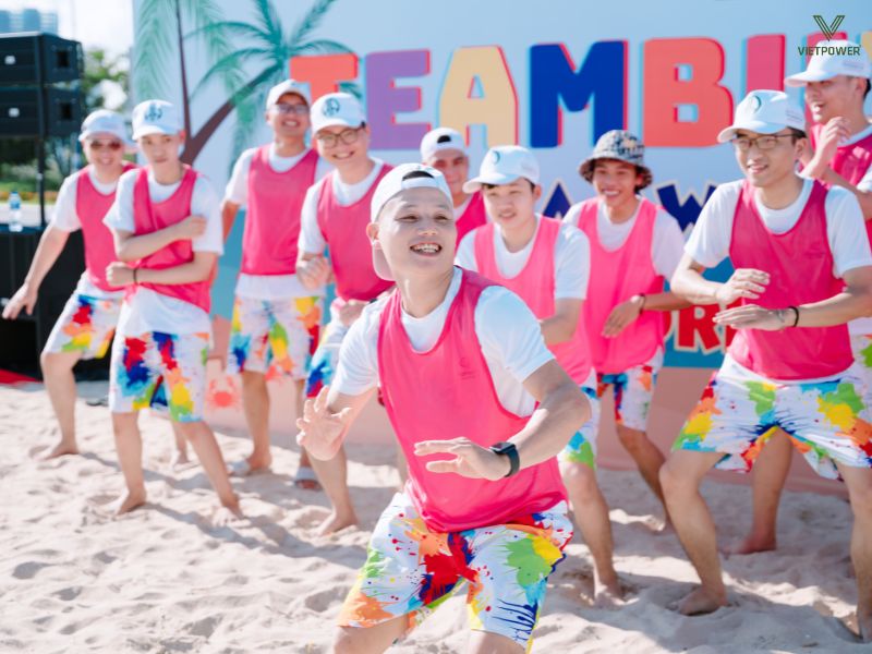 Người chơi hướng dẫn cả đội thực hiện 3–5 động tác khởi động đơn giản