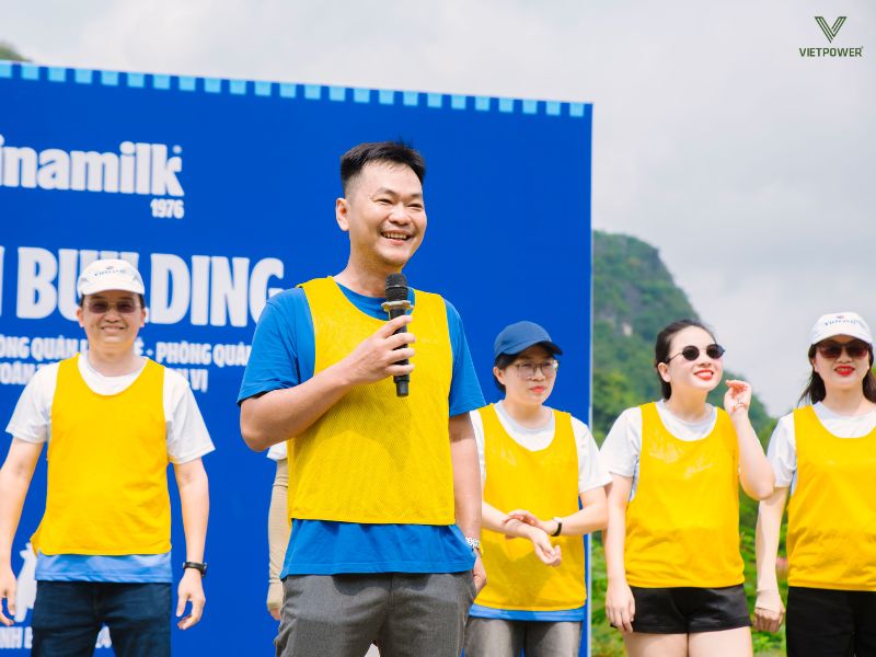 MC đặt một câu hỏi bất ngờ và yêu cầu người chơi trả lời trong vòng 5 giây