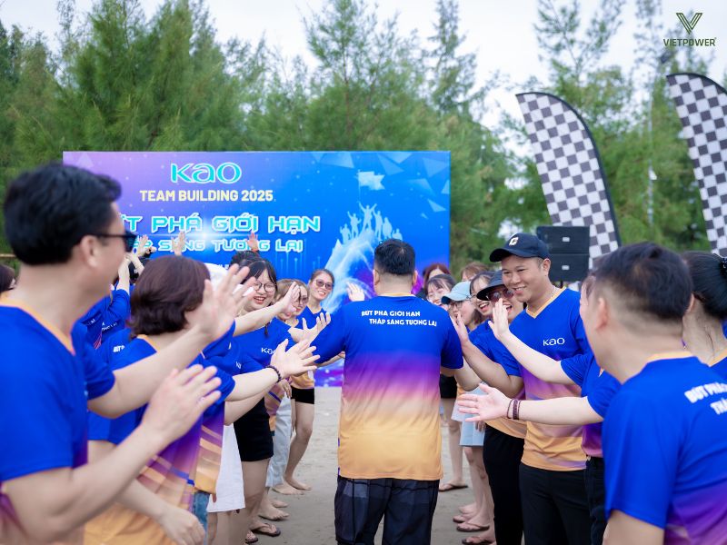 Người chơi đi catwalk từ 10–15 bước