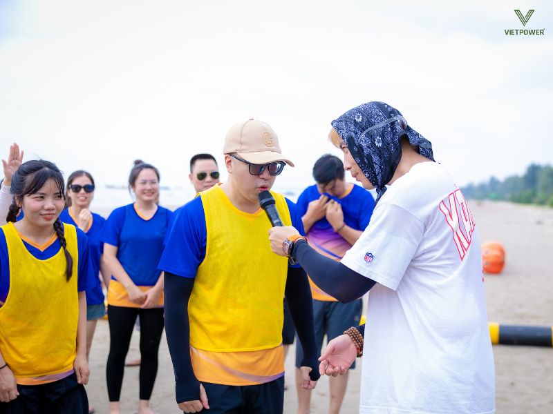 Người chơi bắt chước tiếng kêu hoặc hành động đặc trưng của con vật đó trong vài giây