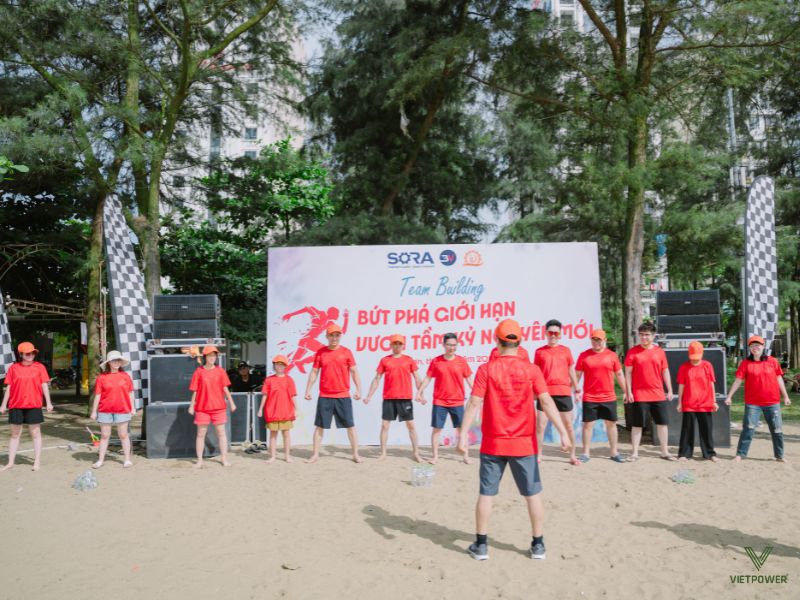 MC yêu cầu người chơi nghĩ ra một khẩu hiệu ngắn cho đội trong khoảng 30 giây và đọc to trước tập thể