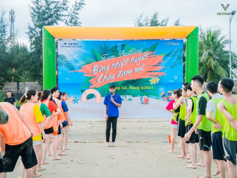 Người chơi bắt chước dáng đi hoặc cử chỉ của MC trong khoảng 20 giây