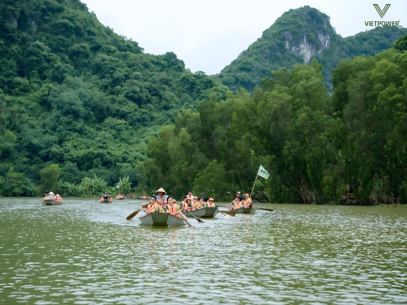 Mùa đầu năm, Tràng An khoác lên vẻ thanh bình, rất thích hợp cho các hoạt động tham quan kết hợp gắn kết tập thể