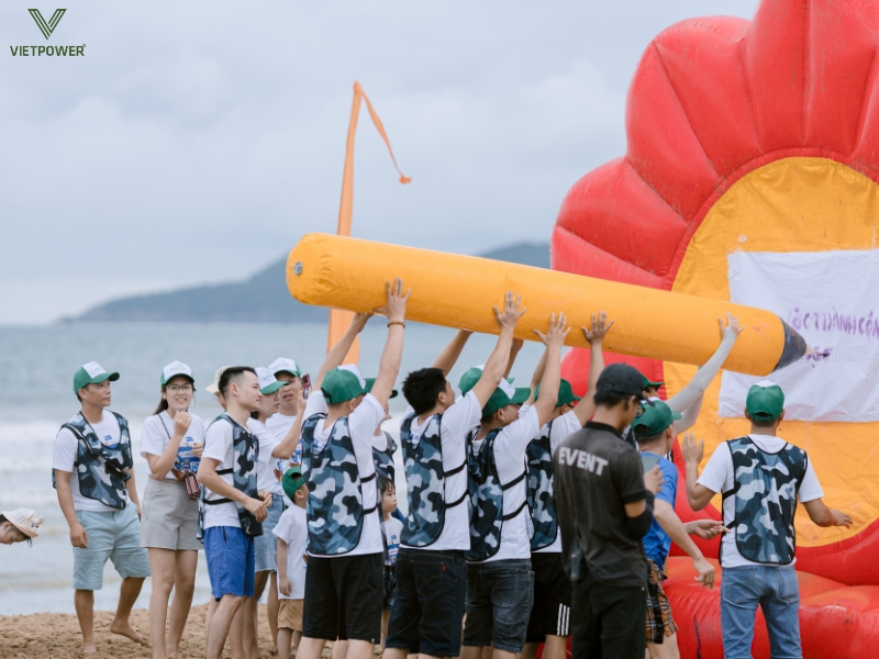 Tháng 8 vẫn còn nắng nóng và độ ẩm cao, nhưng thích hợp cho các team building bãi biển và water games