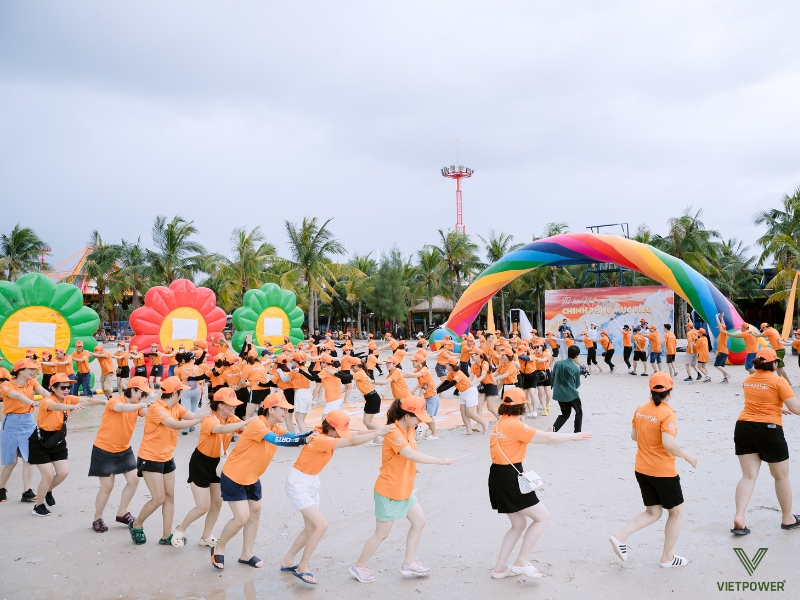 Tháng 6 mang nắng nóng cao điểm nhưng vẫn phù hợp cho các chương trình team building bãi biển