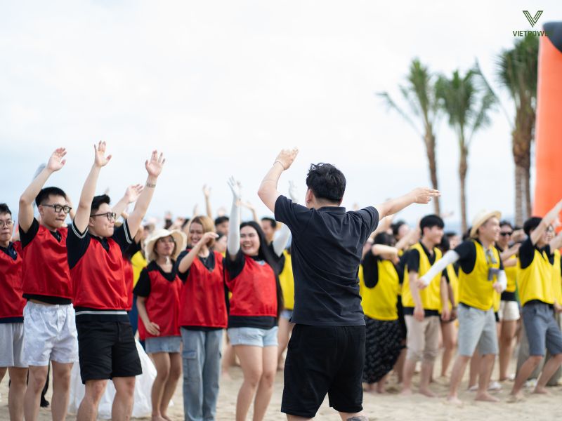 MC mở một đoạn nhạc ngắn, người chơi nhảy tự do trong 20–30 giây