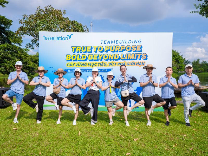 Hình phạt tạo dáng tập thể theo yêu cầu của MC