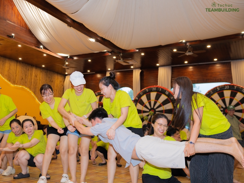 Team building trong nhà (indoor) là lựa chọn lý tưởng khi thời tiết không thuận lợi
