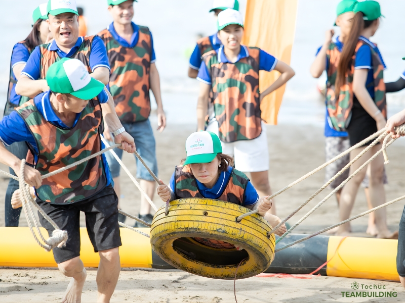 Team building là hoạt động xây dựng và phát triển tinh thần đồng đội