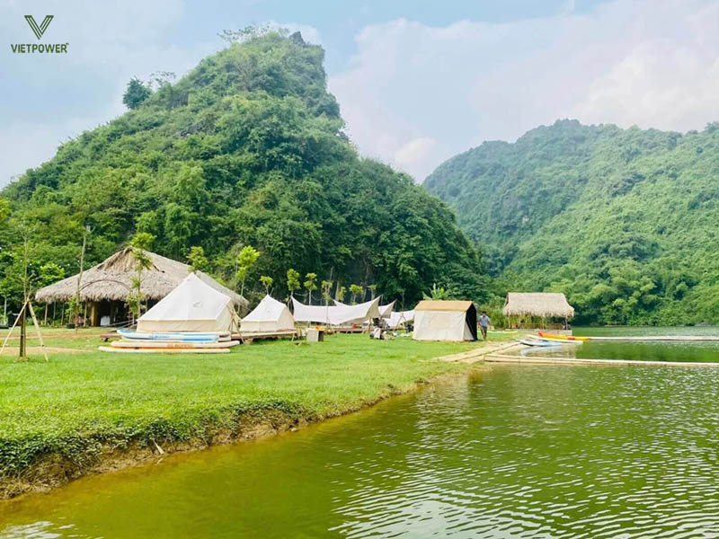 Hồ Quan Sơn là địa điểm team building kết hợp tham quan được nhiều đoàn yêu thích