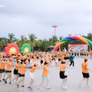 Tổ chức team building bãi biển 2N1Đ: Làm hết sức, Chơi hết mình