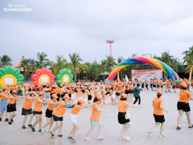 Tổ chức team building bãi biển 2N1Đ: Làm hết sức, Chơi hết mình