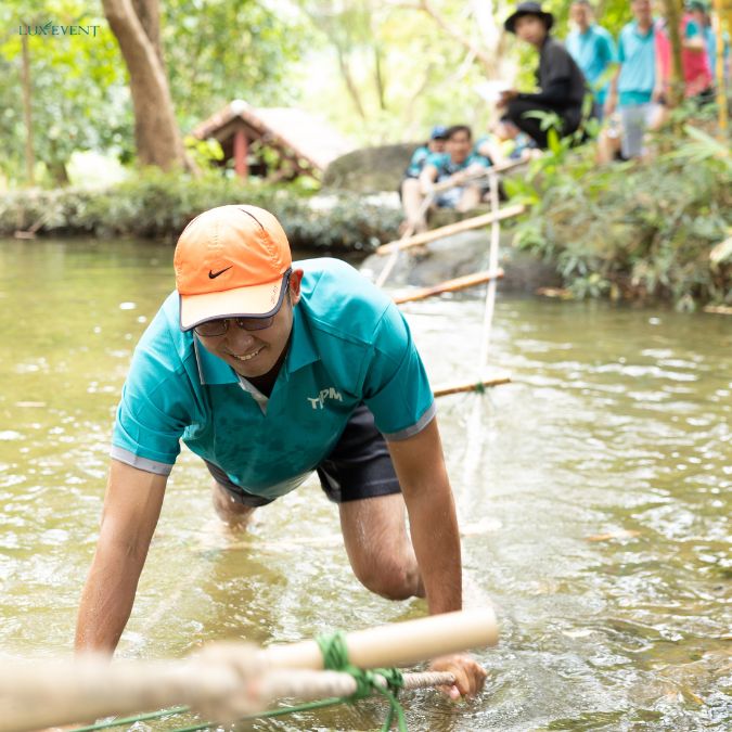 Vượt sông giải cứu đồng đội