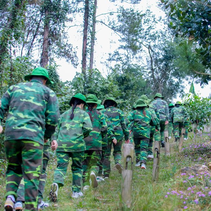 Tổ chức team building sinh tồn