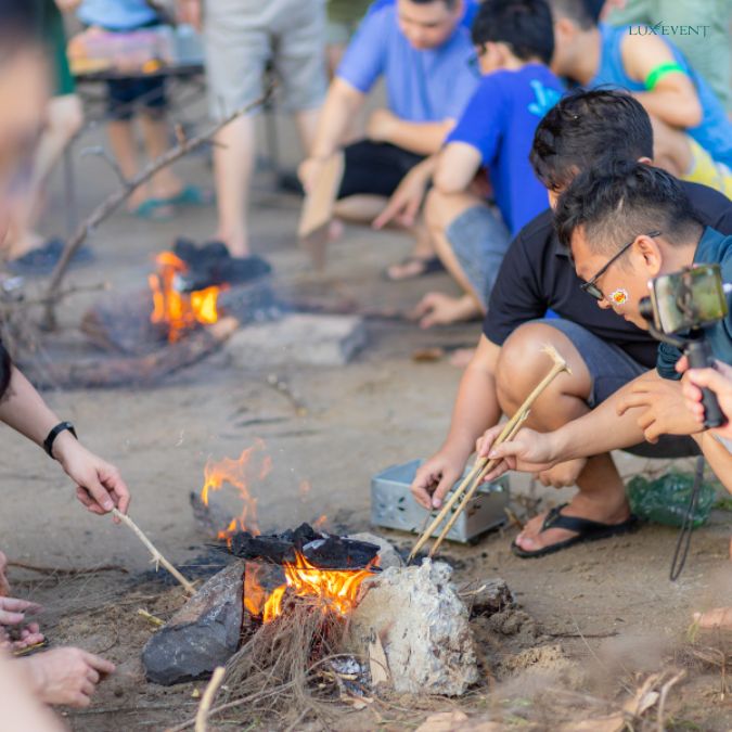 Dùng những vật liệu thô sơ để nhóm lửa, nấu nướng