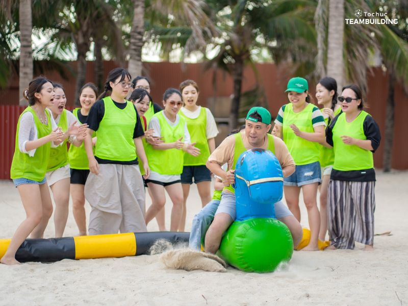 Kỵ sĩ bóng đêm trỗi dậy mang lại những tràng cười sảng khoái cho cả đội