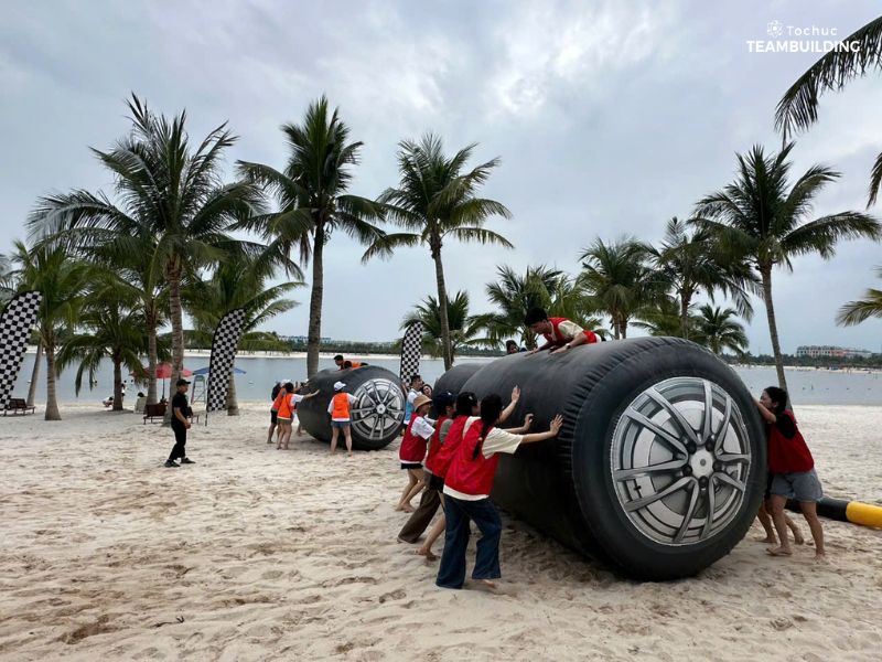 Thử thách tái hiện một cỗ chiến xa khổng lồ lăn trên bãi cát