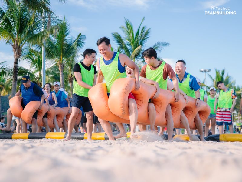 Cỗ máy bánh xe tốc biến là trò chơi team building bãi biển lý tưởng để gắn kết đồng đội